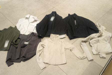 La mujer fue detenida en ese momento y trasladada, junto con los artículos recuperados, ante el Ministerio Público