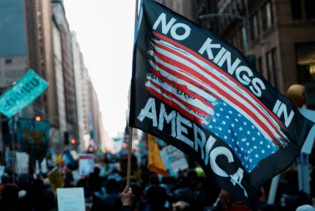 Miles de manifestantes marchan en Washington rumbo al Monumento a Lincoln durante protestas anti-Trump.