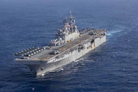 El USS Tripoli fue desplegado en Medio Oriente con miles de marinos a bordo.