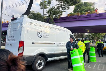 Peritos de la Fiscalía General de Justicia de la Ciudad de México acudieron al estadio para levantar el cuerpo de la víctima