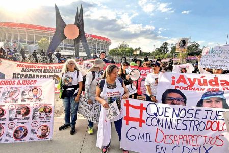 Madres buscadoras protestando en las inmediaciones del Estadio Banorte.