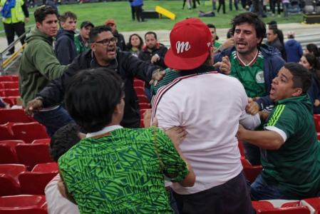 Aficionados protagonizaron el primer pleito tras el México vs Portugal, en la reapertura del Estadio Banorte.