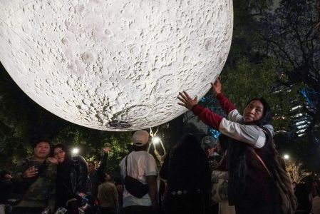 Familias asistieron al Festival Internacional de las Luces México (FILUX) “Solo la luz, primavera” sobre Paseo de la Reforma,