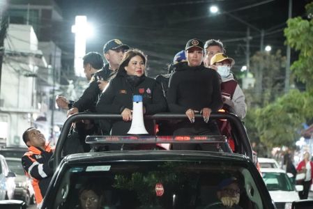 Autoridades de Iztacalco realizan recorrido nocturno en vehículo oficial con megáfono acompañadas de policías durante operativo de Semana Santa