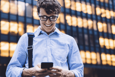 Los inversionistas mexicanos usan sus móviles para hacer trading.