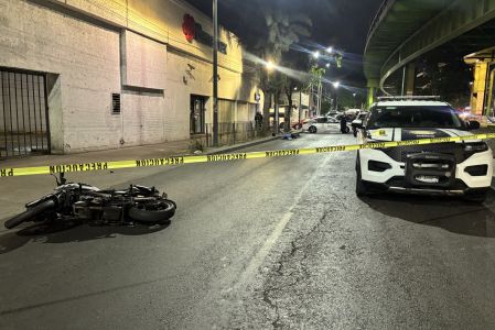 El conductor de la motocicleta perdió el control y se fue a impactar con un poste lo que ocasionó que los tres tripulantes de la moto salieran proyectados hacia la cinta asfáltica.