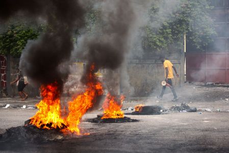 Miembros armados de la banda criminal Gran Grif atacaron Jean-Denis en la madrugada del domingo.