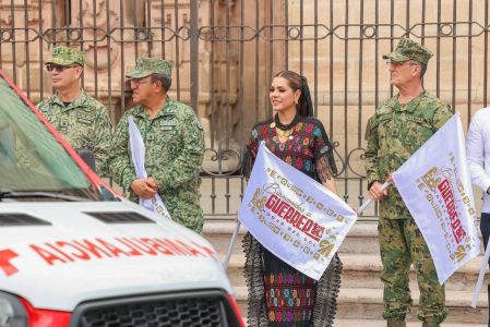 Evelyn Salgado junto a mandos militares sostiene banderas del operativo de seguridad en Taxco durante el arranque de Semana Santa 2026 en Guerrero