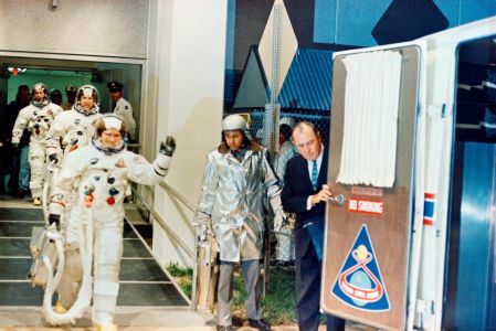 El astronauta Frank Borman saluda al salir de un edificio del Centro Espacial Kennedy, previo a la cuenta regresiva para el lanzamiento del Apolo 8.