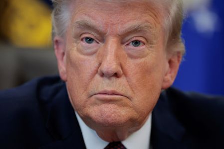 Trump anunció que Irán pidió un alto al fuego condicionado al despeje del estrecho de Ormuz.