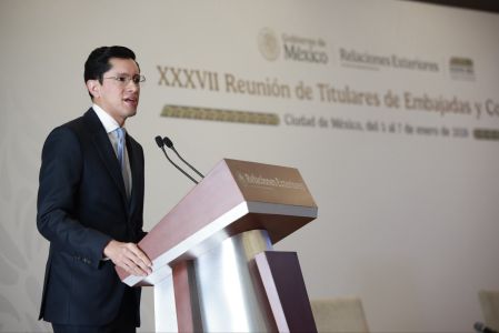 El nuevo titular de la SRE es Licenciado en Derecho por la Universidad Iberoamericana y cuenta con una maestría en Políticas Públicas por la Universidad de Chicago.