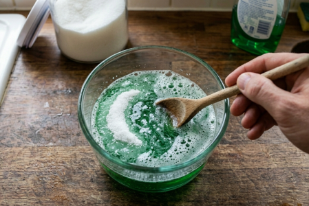 Truco de mezclar azúcar con detergente.