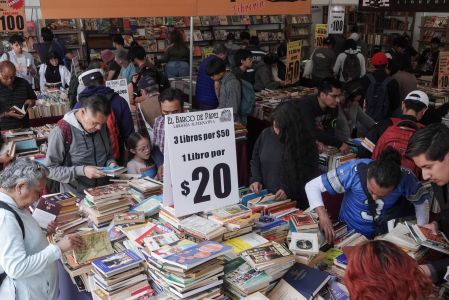 Primer día del 21° Gran Remate de Libros, Discos y Películas, donde se ofrecen ejemplares desde 10 pesos