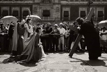 Esta puesta en escena inicia con Cristo haciendo una reflexión en el Monte de los Olivos, en donde aparece atemorizado.