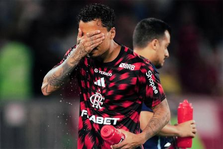 Su gesto vulgar lo revisó el VAR y lo echaron de la cancha