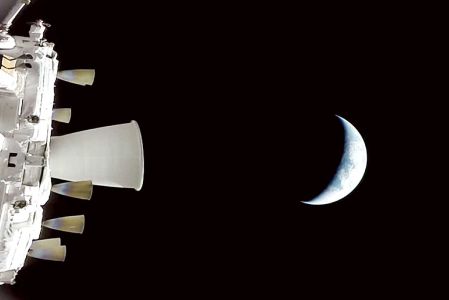 Vista de la Tierra desde la nave Orión dejando la órbita terrestre para dirigirse a la Luna.