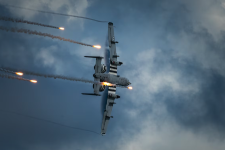 El A-10, especializado en apoyo aéreo cercano, es utilizado para atacar objetivos terrestres y proteger a tropas en combate.