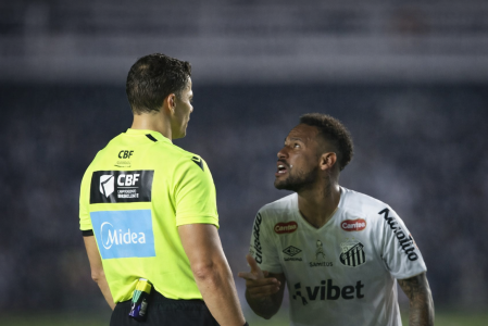 Neymar encara al árbitro Sávio Pereira Sampaio tras una falta en el cierre del partido; el brasileño lanzó después un comentario que encendió la polémica.
