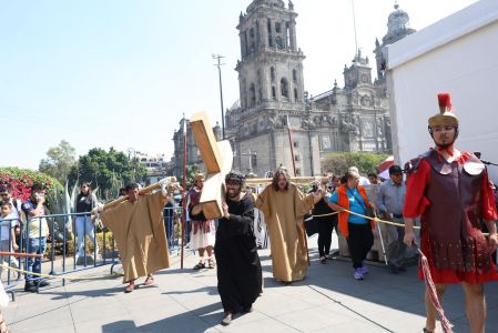 La escenificación incluye 30 actores, 40 músicos y una mezzosoprano en vivo.