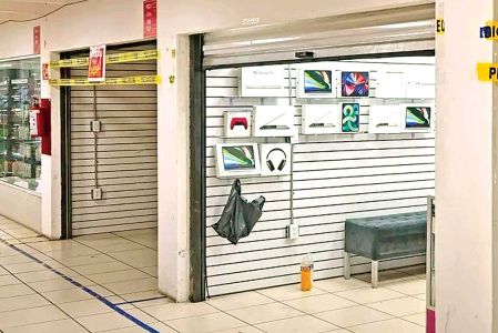 Local 127 de venta de videojuegos y consolas en plaza Flamencos 9.