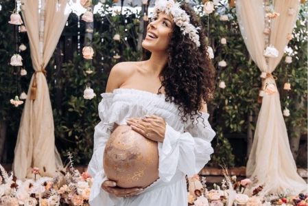 El baby blessing es una ceremonia espiritual que celebra a la madre antes del nacimiento.