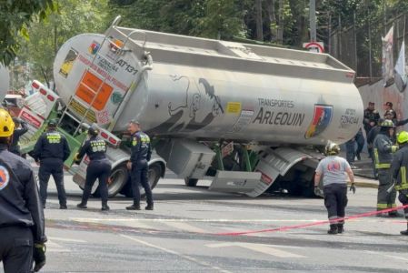 Por las labores para reincorporar la pipa con diésel, la movilidad en la zona se vio muy afectada