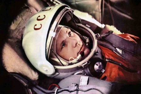 Primer vuelo espacial tripulado