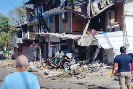 Un autobús marca Dina con 12 pasajeros a bordo presentó una falla en el sistema de frenos y chocó contra viviendas.