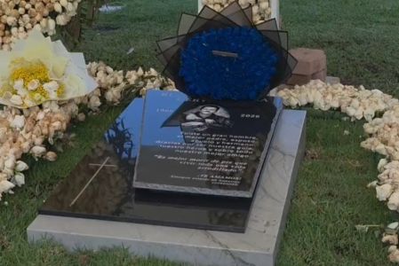 La tumba de Nemesio Oseguera Cervantes, identificado como líder del Cártel Jalisco Nueva Generación, ya cuenta con una lápida y los arreglos florales fueron renovados.En la lápida llama la atención la frase inscrita: “Es mejor morir de pie que vivir toda una vida arrodillado”, atribuida a Emiliano Zapata.Además, incluye un mensaje dedicado a “El Mencho”: “Fuiste un gran hombre, el mejor padre, esposo, abuelo y hermano. Gracias por ser nuestra guía, nuestro héroe y, sobre todo, nuestro amigo. Te amamos, siempre estarás en nuestros corazones”.La tumba también muestra una fotografía en la que aparece Oseguera Cervantes abrazando un gallo.En el sitio se observó la renovación total de los arreglos florales, entre los que destacan dos coronas de rosas blancas —una de ellas con forma de gallo, ahora elaborada con rosas rojas—, así como un arreglo en forma de corazón.Aunque autoridades han señalado que la tumba no es vigilada por presuntos halcones, durante un recorrido realizado por Excélsior se pudo detectar lo contrario.“Volteo y le iba a hacer señas, pero el señor ya estaba allá para que tenga cuidado”, advirtió una persona.Nemesio Oseguera Cervantes murió el pasado 22 de febrero durante un operativo en el municipio de Tapalpa, Jalisco