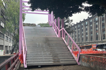 Estas escaleras serán uno de los accesos principales a la nueva infraestructura que se construye de cara al Mundial.