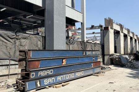 Así lucen las cubiertas de la estación San Antonio Abad, que fueron desmontadas.