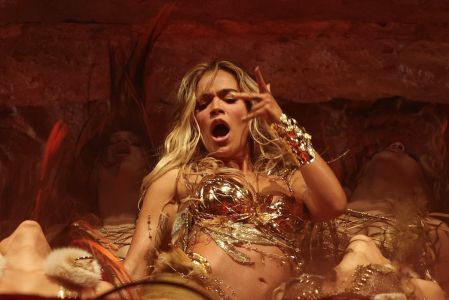 Karol G sorprende con homenajes a la música latina en Coachella