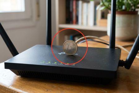 Truco de poner una moneda en el router del WiFi.