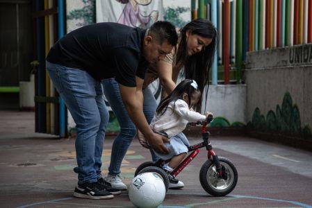 Gracias a una cirugía fetal que le corrigió la espina bífida cuando estaba dentro del vientre materno, -hoy a sus dos años de edad-, Dulce Sofía camina, juega y lleva una vida activa.