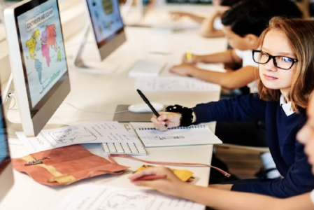 La información es abundante y gratuita, pero el acompañamiento hacia un objetivo tangible es el activo más escaso y valioso.