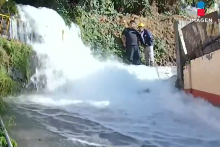 Mega fuga de agua inunda casas en Torres de Potrero