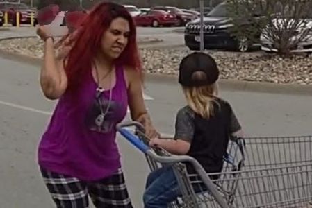 Agentes de Omaha respondieron al ataque en el estacionamiento de un Walmart.