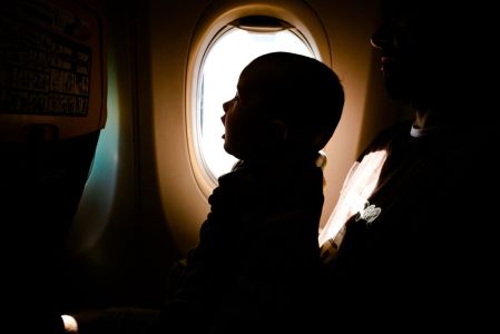 ¿Cómo obtener una cuna para bebé en el avión?