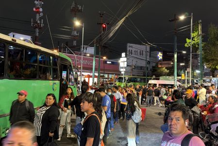 Miles de usuarios buscan la forma de continuar con su viaje en la Línea 3 del Metro