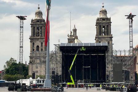 Frente a la Catedral Metropolitana se lleva a cabo la colocación del escenario principal