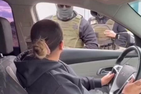 Una mujer hispana enfrentó a agentes de ICE en Estados Unidos usando la “tarjeta roja”.