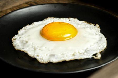 ¿Cómo hacer un huevo estrellado perfecto sin freír?