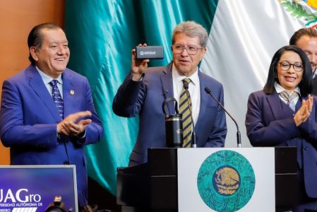 Ricardo Monreal reconoce a Javier Saldaña, rector de la UAGro, durante la jornada Diputado por un Día en la Cámara de Diputados, en San Lázaro, Ciudad de México
