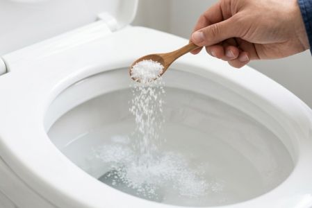 Truco de tirar sal en el inodoro.