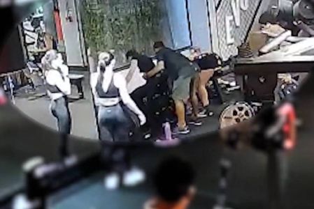 El momento en que la maquina falla y le rompe las piernas fue captado en video y difundido en redes.