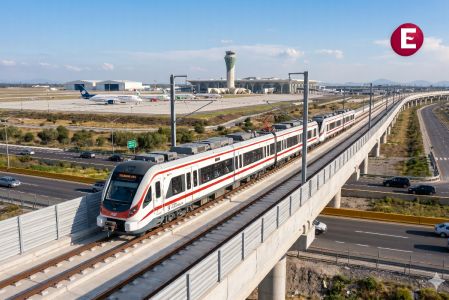 Tren Suburbano llegando a la nueva estación del Aeropuerto Internacional Felipe Ángeles (AIFA)
