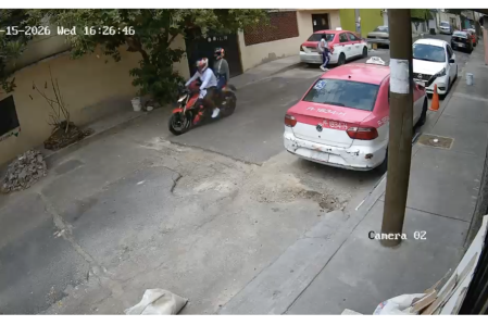 La joven abordo una motocicleta para llegar a su entrevista de trabajo.