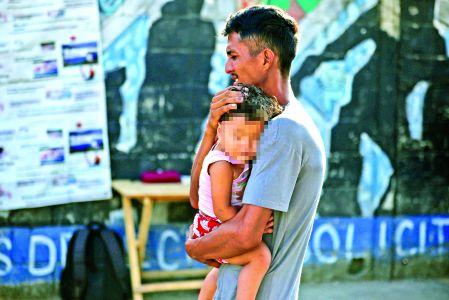 Cientos de migrantes de la isla, deportados por el gobierno estadunidense, se ven obligados a permanecer en las calles.