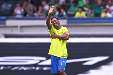 Ronaldinho agradece a la afición en el Estadio Banorte tras las muestras de cariño.
