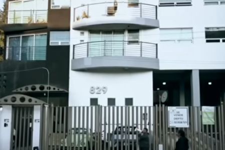 Torre Murano que aparenta ser un edificio habitacional privado con anuncios de venta de departamentos, operaba como fachada para difundir oportunidades laborales fraudulentas.